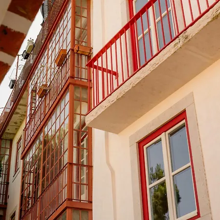 O Poleiro - Modern Living *